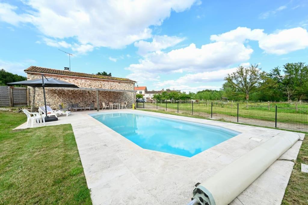 L'Evasion En Pierre Piscine Et Etang Prive Sevremoine Exterior foto