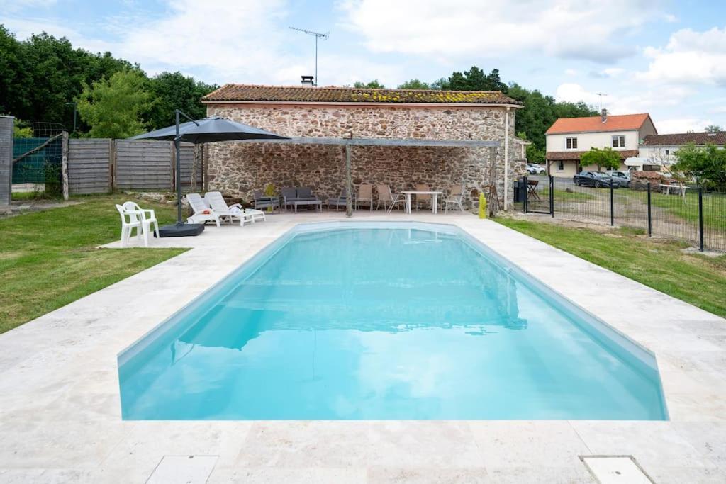L'Evasion En Pierre Piscine Et Etang Prive Sevremoine Exterior foto