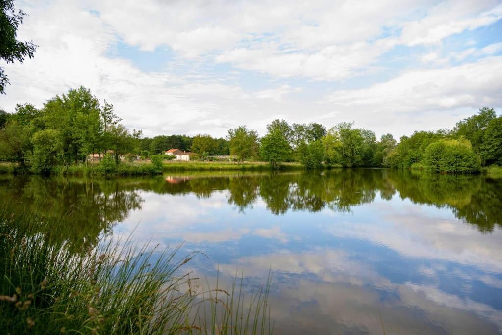L'Evasion En Pierre Piscine Et Etang Prive Sevremoine Exterior foto
